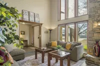 Tv's in Every Bedroom-Spacious-1 Mile to Aquarium & Downtown Hotels in Jenks