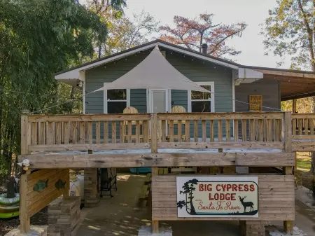 Big Cypress Lodge on Sante Fe River-Sleeps 14, Bring horses, RV and your boat!