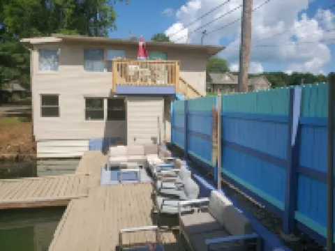 #2 PET FRIENDLY! PONTOON/KAYAKS AVAILABLE! STUDIO CONDO CLOSE TO TOWN & MARINA!