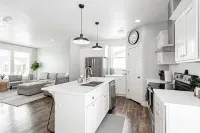 Modern and cozy family home with 3 bedrooms Hotels in Chubbuck
