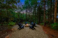 Luxurious Cabin with Hot Tub and Shuffleboard - Charming Woodland Escape