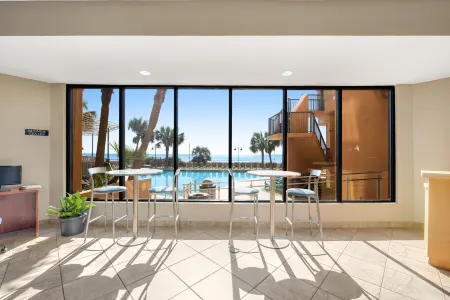 Oceanfront condo on 10th floor w/ AC, WiFi, pool/hot tub - snowbird friendly Отели рядом с достопримечательностью «Мертл-Бич»