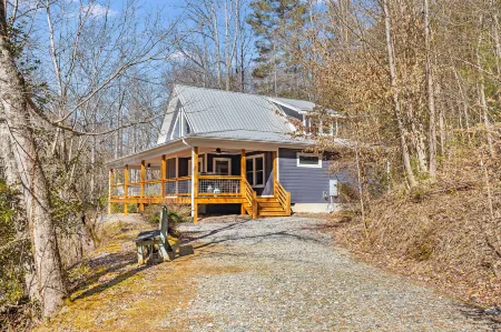 Scenic Mountain Views and Cozy Retreats - Charming Collection Escape