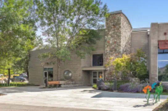 Charming Lake Access and Cozy Comfort - Delightful Mountain Retreat