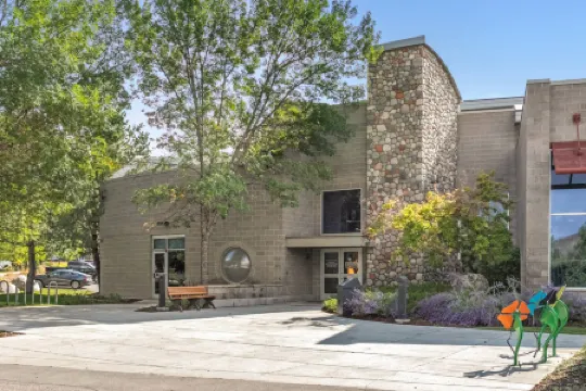 Charming Lake Access and Cozy Comfort - Delightful Mountain Retreat