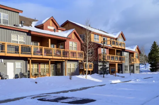 Cozy Living Space and Stunning Mountain Views - Inviting Retreat