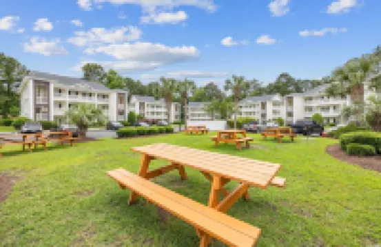Community Pool and Jacuzzi with Modern Conveniences - Beautiful Oasis Hotels in Carolina Forest