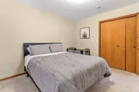 Twin Lakes Dog Friendly Home |Wooded Backyard |Balcony |Short Drive to Alpine & Wilmot Ski Resorts