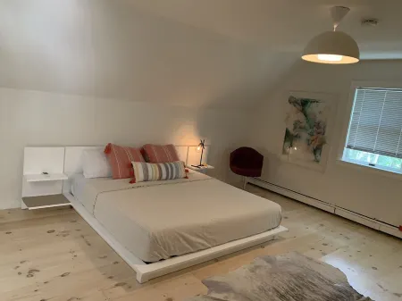 Modern Renovated 3 Bedroom in the Springs - Heated saltwater pool Отели в г. Спрингс