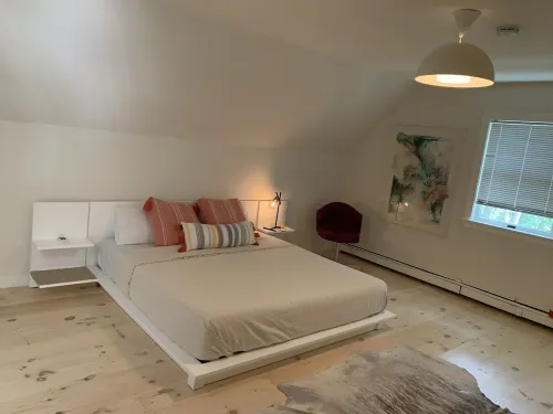 Modern Renovated 3 Bedroom in the Springs - Heated saltwater pool Hotels in Springs