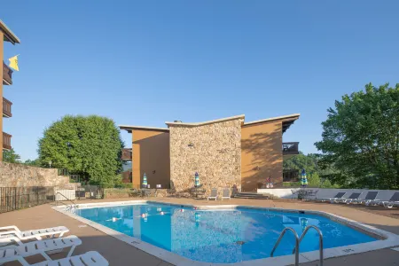 Stunning Mountain and Golf Course Views - Cozy Charming Retreat