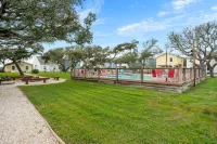 Community Pool and Cozy Comforts - Charming Cottage Retreat Hotels in Aransas County