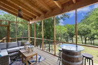 Stunning River Access and Beautiful Views - Gorgeous Serene Cabin Hotels in Stonewall