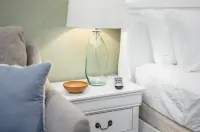 Open Concept with Modern Kitchen and Parking - Charming Studio Hotels in Traverse City