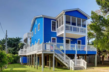 Spacious Yard and Rooftop Observation Deck - Charming Family Retreat Отели в г. Окракок