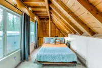 Dog-friendly home with private hot tub, fast WiFi, gas fireplace & SHARC passes Hotels in Sunriver