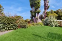 Upscale home near the ocean w/ jetted tub, game room, and gas grill Hotel dekat Sequoia Park