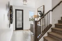 Heated Pool, Hot Tub and Pickleball Courts - Exquisite Townhome Retreat