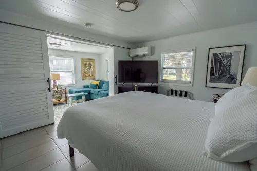 Casa Blue - Beautiful Renovated Cottage Close to Downtown!