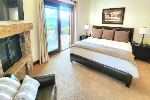 Slopeside WiFi Chalet - Ski-in Ski-out, Luxe Retreat