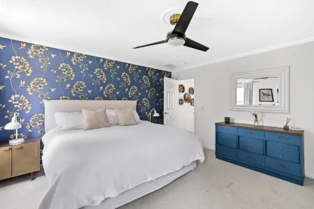 Stunning Home with Chef's Kitchen and Hot Tub - Elegant Retreat Отели в г. Дуглас