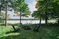 Hot Tub and Scenic Lake Views - Stunning Tranquil Retreat Hotels in Hayes Township