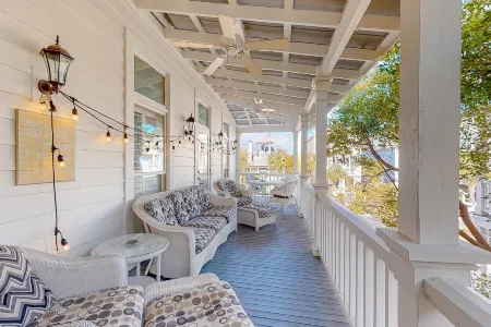 Charleston-style cottage w/ lovely decks, steps to the beach & pools Отели рядом с достопримечательностью «St Simons Island»