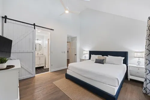 Charming Island Retreat with Scenic Views - Cozy Modern Haven