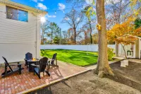Seaside Retreat - FirePit, Bikes, Office, Grill, WiFi Hotel a West Yarmouth