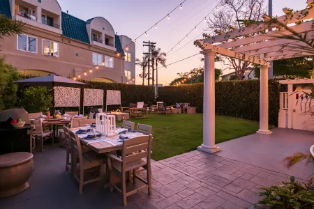 Charming Outdoor Oasis with Hot Tub - Luxurious Coastal Retreat Отели рядом с достопримечательностью «Vietnam Unit Memorial Monument»