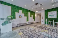 Fully-Equipped Kitchen and Community Gym - Stylish Urban Retreat