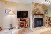Ground-floor condo steps from Center Village & lifts with fireplace, patio, WiFi