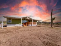 Breathtaking Superstition Mountain Views and Spacious Layout - Charming Oasis