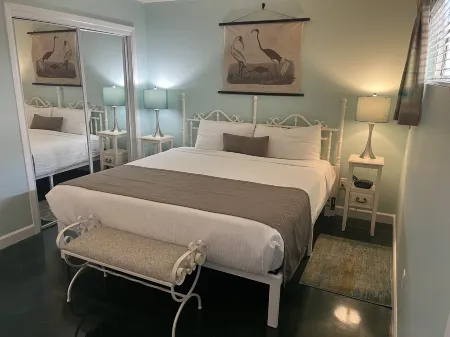 Private Balcony and Convenient Amenities - Coastal Chic Отели в г. Нью-Хановер