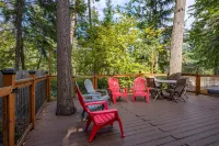 Hot Tub and Surrounded by Pine Trees - Cozy Enchanting Retreat
