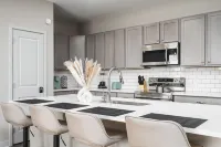 Luxury Retreat with Gourmet Kitchen and Private Patio - Stunning Tranquility