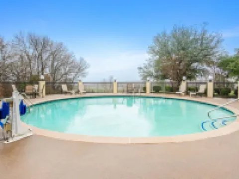 La Quinta Inn & Suites by Wyndham Denison - N. Lake Texoma Hotels in Denison