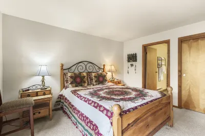 Breathtaking Mountain Views and Cozy Fireplace - Charming Modern Retreat