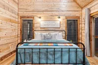 Cozy Cabin Retreat - Hot Tub, Arcade, Fire Pit