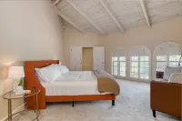 Exquisite Oasis with Expansive Pool - Stunning Luxury Retreat