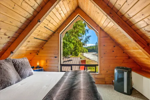 Private Hot Tub and Scenic River Views - Charming Rustic Oasis Hotels in Greenwater