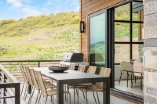 Breathtaking Views and Hot Tub - Luxurious Mountain Oasis