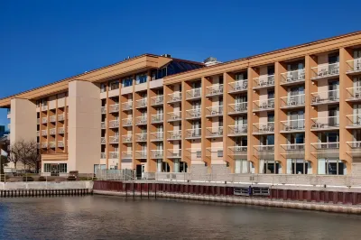 Holiday Inn Kingston-Waterfront Hotels near Great Lakes Museum