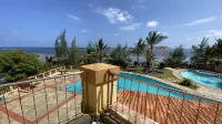 Lux Suites Eden Seafront Apartments - Rooftop Pools