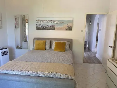 Stunning 3 Bed Villa, Balcony and Sea View Hotels in 