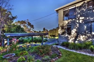Cove Beach Apartment 2 Hotels near BIG4 Iluka on Freycinet Holiday Park