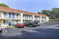 Motel 6 Pinole, CA - parking