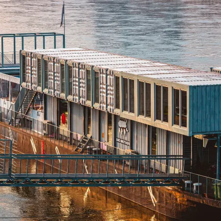 Sundeck Botel - Party Boat