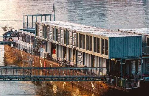 Sundeck Botel - Party Boat Hotels in Bratislava V