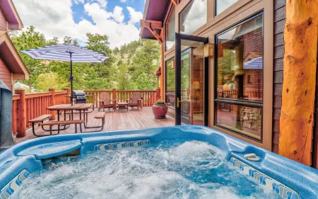 Castle Mountain Lodge Отели рядом с достопримечательностью «оз. Спраг»